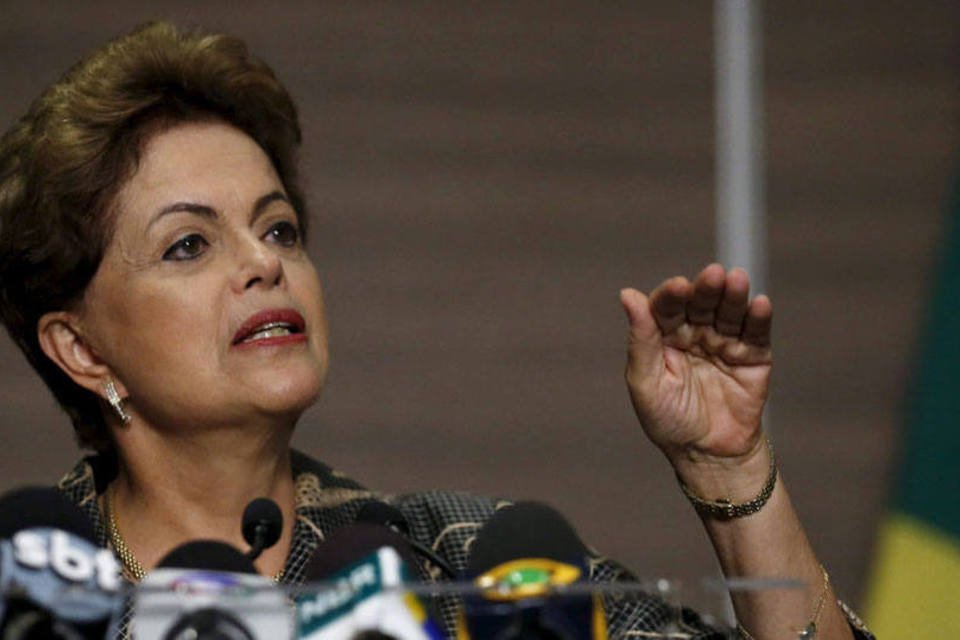 Dilma afirma que defenderá seu mandato "com unhas e dentes"