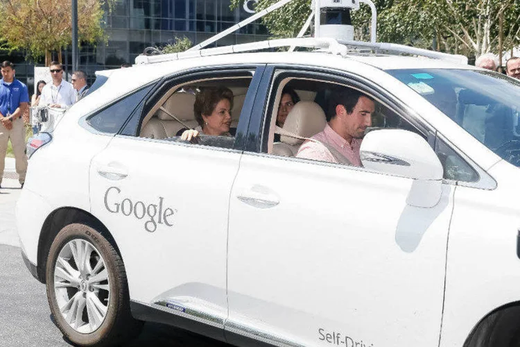 A presidente Dilma Rousseff no carro autônomo do Google em Mountain View, Califórnia (EUA) (Roberto Stuckert Filho/PR/Fotos Públicas)
