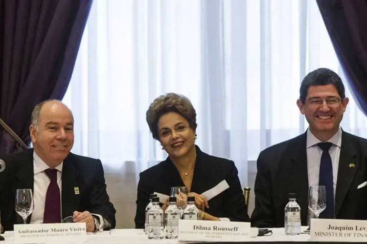 
	Presidente Dilma Rousseff ao lado de ministros em Nova York: em discurso para os empres&aacute;rios, a presidente defendeu a necessidade de elevar a taxa de investimento
 (REUTERS/Lucas Jackson)