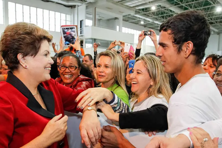 Dilma cumprimenta formandos após a cerimônia de formatura de alunos do Pronatec (Roberto Stuckert Filho/PR)