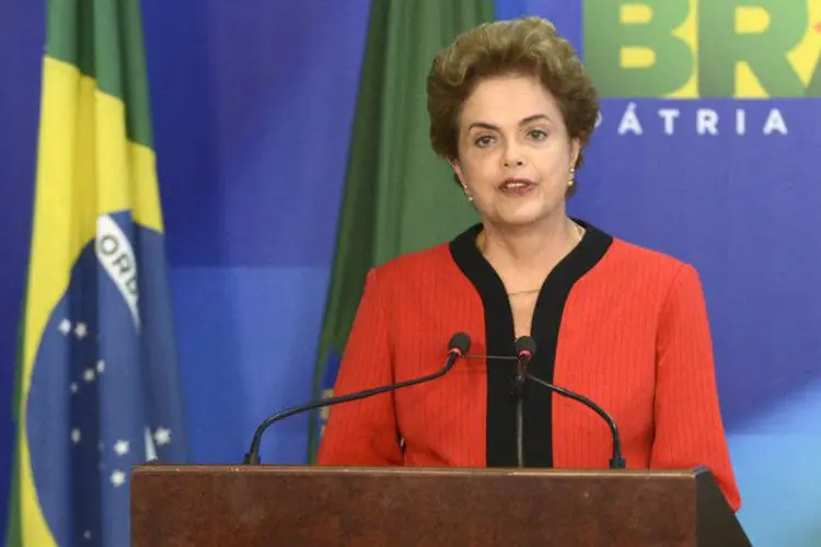 
	Presidente Dilma Rousseff durante assinatura de ajustamento de conduta entre Uni&atilde;o, MG, ES e a Samarco
 (Valter Campanato/Agência Brasil)