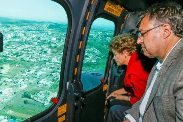
	A presidente Dilma sobrevoa munic&iacute;pios atingidos pelo tornado em Santa Catarina
 (Roberto Stuckert Filho/PR/AgênciaBrasil)