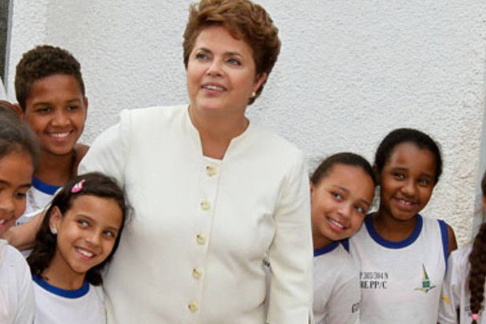 Dilma promete cinema e biblioteca por cidade se eleita