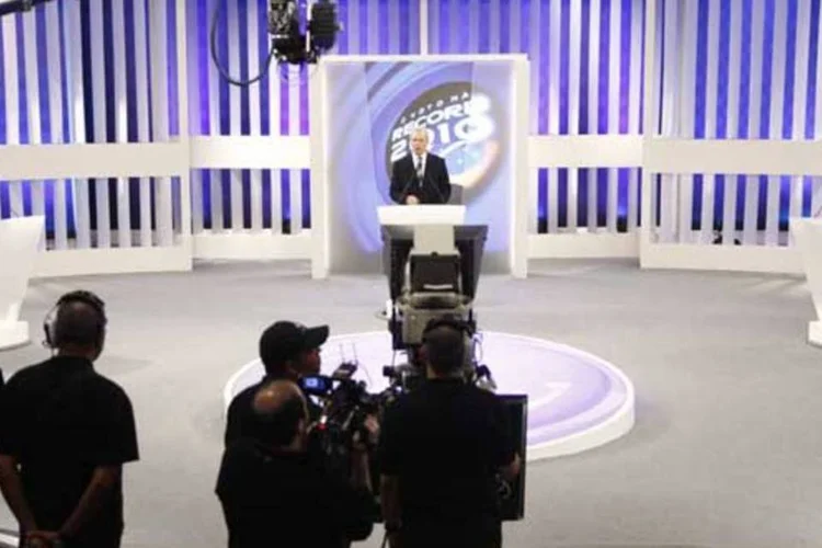 É 2010, mas parece 2006: Dilma e Serra debatem sobre privatização (Edu Moraes/Record)