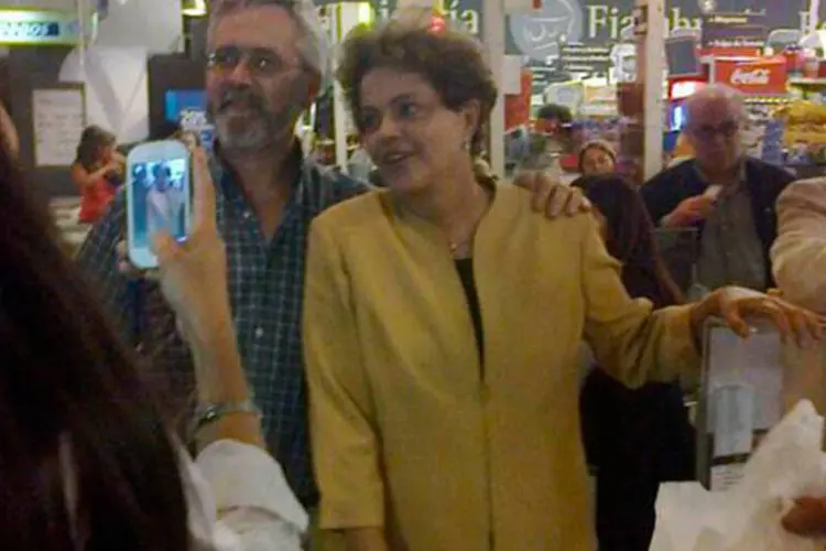 Dilma Rousseff posa para fotos em fila de caixa de supermercado no Uruguai (Reprodução/Twitter/@denmota)