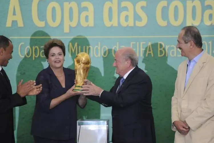 
	Cafu, Dilma Rousseff, Joseph Blatter e Aldo Rebelo&nbsp;na apresenta&ccedil;&atilde;o da ta&ccedil;a da Copa
 (José Cruz/ABr)
