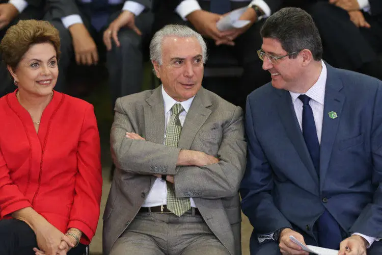 
	Dilma Rousseff, Michel Temer e Joaquim Levy: os investimentos diretos no pa&iacute;s voltaram a ser suficientes para cobrir o rombo nas contas externas
 (Lula Marques/ Agência PP)