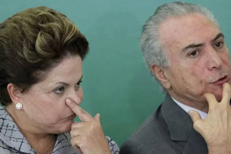 Dilma e Temer conversam em uma cerimônia no Palácio do Planalto (Ueslei Marcelino/Reuters)