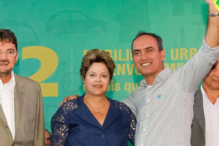 
	Dilma durante cerim&ocirc;nia de entrega de 40 m&aacute;quinas: &quot;nunca o governo federal colocou tanto dinheiro para mobilidade urbana, ou seja, transporte coletivo de massa, aqui no Piau&iacute;&quot;, disse
 (Roberto Stuckert Filho/PR)