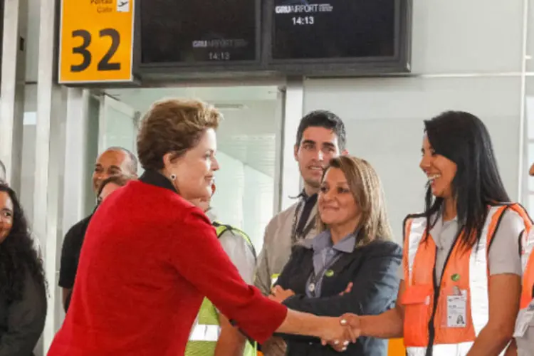 
	Dilma no Aeroporto de Guarulhos: segundo ela, aeroportos est&atilde;o sendo feitos para brasileiros
 (Roberto Stuckert Filho/Presidência da República)