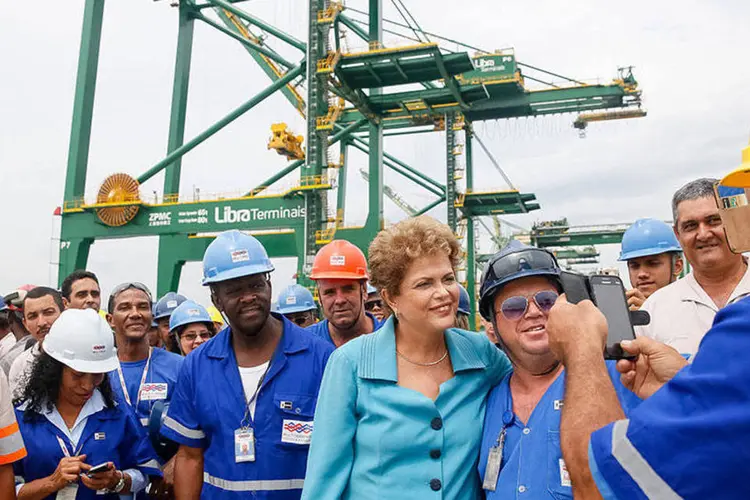 Dilma Rousseff posa para foto com trabalhadores durante cerimônia de entrega das obras de expansão e modernização dos terminais privados de Libra, Multi-Rio e Multi-Car (Roberto Stuckert Filho/PR)