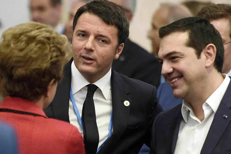 
	Dilma Rousseff conversa Matteo Renzi, premier da It&aacute;lia, e Alexis Tsipras, premier da Gr&eacute;cia, na COP 21: a brasileira defendeu que o acordo de Paris tenha car&aacute;ter obrigat&oacute;rio
 (Martin Bureau/ Reuters)