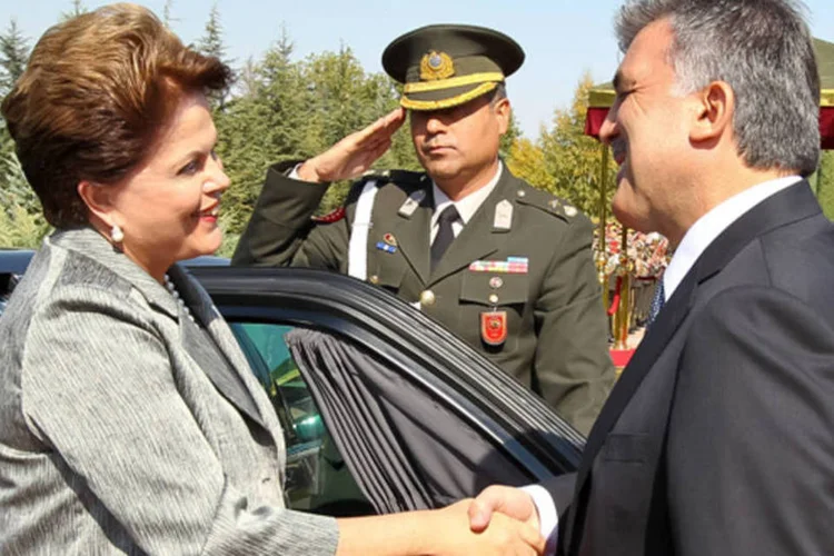 Dilma Rousseff cumprimenta o presidente da Turquia Abdullah Gül: os dois países são membros do influente grupo das 20 principais economias do planeta (G-20) (Roberto Stuckert Filho/PR)
