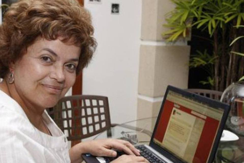 Dilma estreia site pessoal com conferência ao vivo pela internet