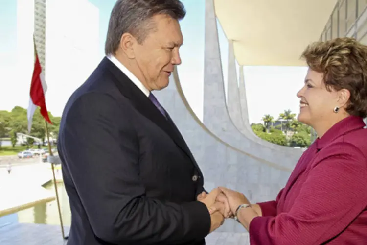 Dilma Rousseff e o presidente da Ucrânia, Viktor Yanukovitch: em 2011, o intercâmbio comercial entre Brasil e Ucrânia deverá superar US$ 1 bilhão (Luciana Lima/AFP)