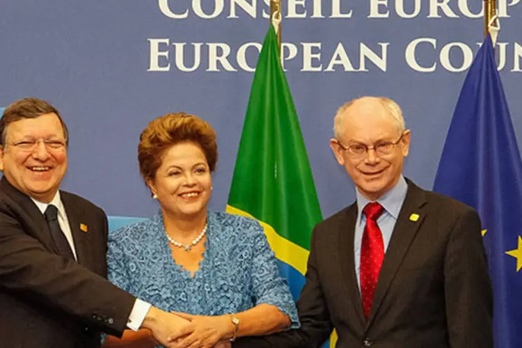 
	Dilma posa para foto oficial durante VII C&uacute;pula Brasil-Uni&atilde;o Europeia: a presidente ainda brincou ao afirmar que tem certeza do &ecirc;xito da sele&ccedil;&atilde;o brasileira no torneio
 (Roberto Stuckert Filho/PR)