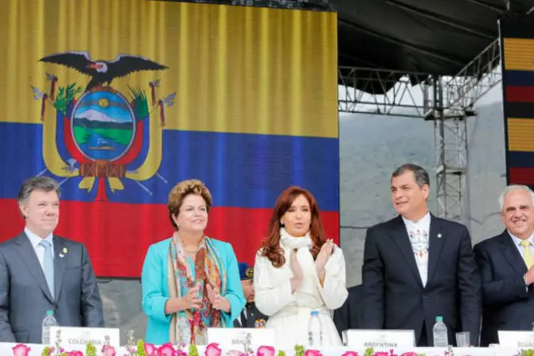 A presidente Dilma Rousseff (2ª à Esq.) participa da Cúpula Extraordinária da Unasul no Equador (Roberto Stuckert Filho/Presidência da República/ABr)