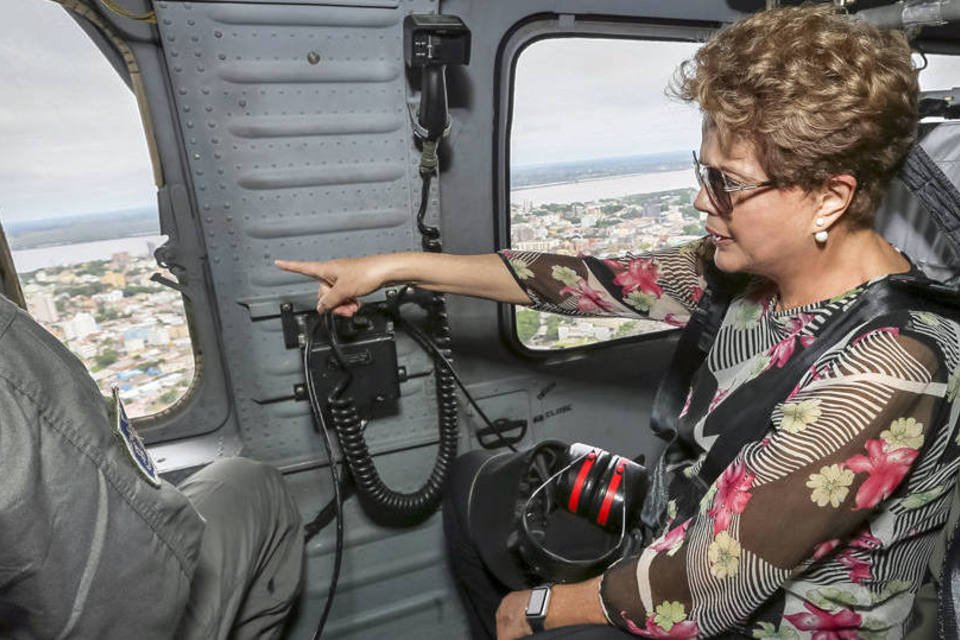 Dilma sobrevoa regiões atingidas por enchentes no RS