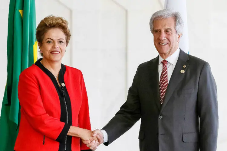 
	Dilma Rousseff e Tabar&eacute; V&aacute;zquez: o governo uruguaio considera que os acontecimentos &uacute;ltimos dias &quot;afetaram a estabilidade pol&iacute;tica&quot; no Brasil
 (Roberto Stuckert Filho/ PR/Fotos públicas)