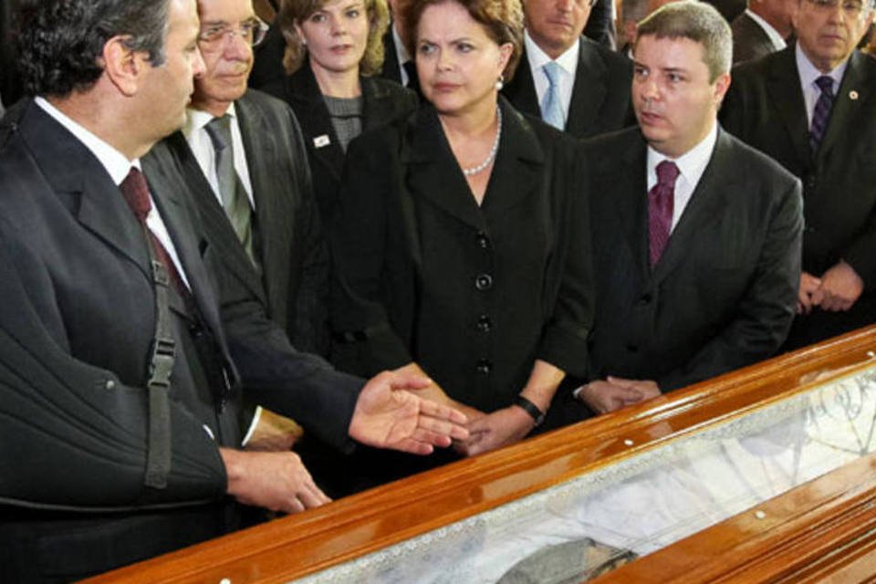 Dilma se despede de Itamar em velório e corpo é cremado em MG