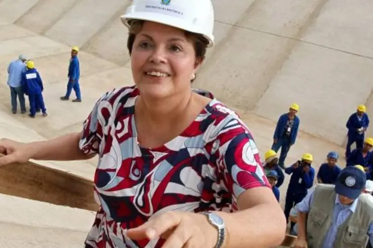 Presidente Dilma Rousseff durante vistoria às obras de concretagem do canal de aproximação, em Mauriti, Ceará (Roberto Stuckert Filho/PR)