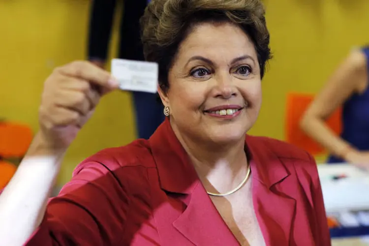 Presidente Dilma Rousseff (PT) mostra o comprovante de votação após votar em Porto Alegre, no Rio Grande do Sul (Paulo Whitaker/Reuters)
