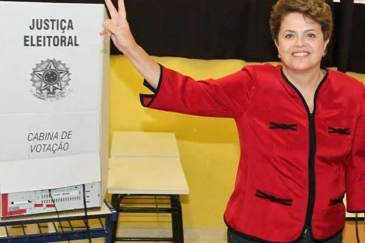 Para votar, tanto no primeiro, quanto no segundo turno, Dilma escolheu o vermelho, praticamente um clássico em seu armário de campanha (Roberto Stuckert Filho/Divulgação)
