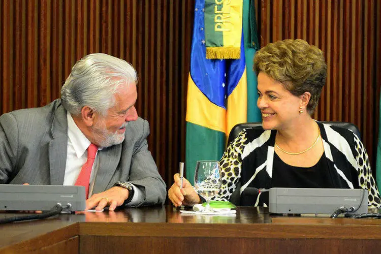 
	Jaques Wagner e a Dilma Rousseff: &quot;a 23&ordf; fase da Lava Jato n&atilde;o investiga supostas irregularidades relacionadas &agrave; campanha da presidenta Dilma&quot;
 (Wilson Dias/Agência Brasil)