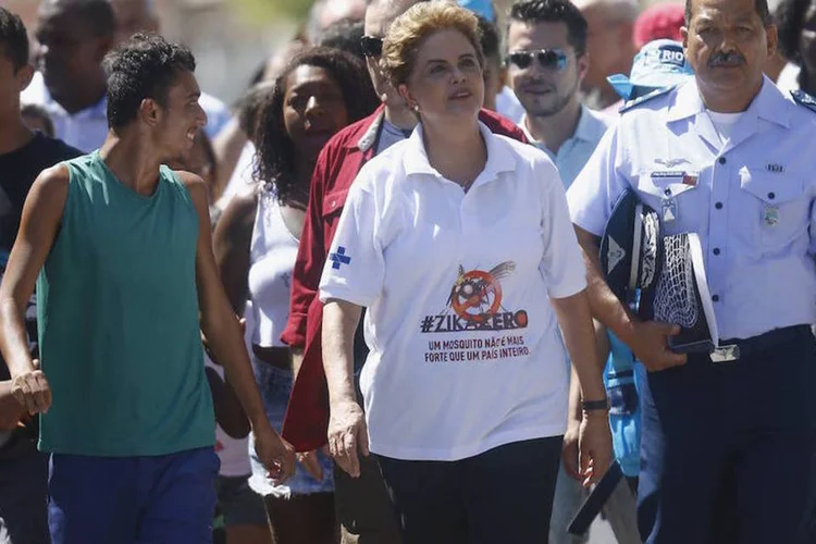 A presidente Dilma caminha durante a campanha contra o Zika no Rio (Ricardo Moraes/Reuters)