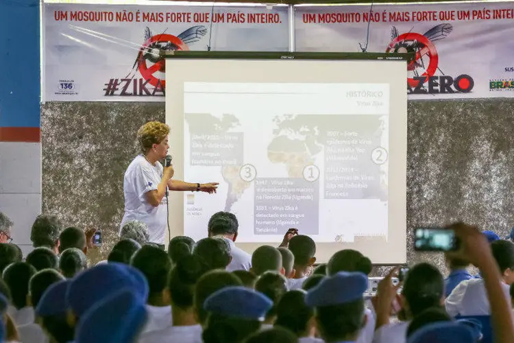 
	Presidente Dilma Rousseff durante aula para alunos de col&eacute;gio da Pol&iacute;cia Militar em Juazeiro (BA)
 (Roberto Stuckert Filho/PR/Fotos Públicas)