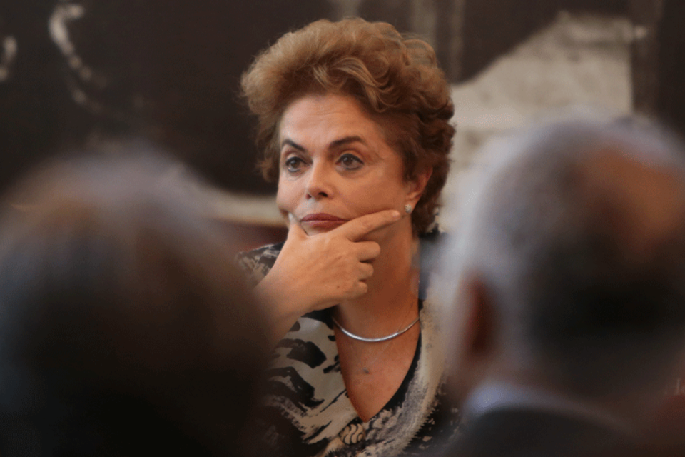 Dilma muda agenda e se reúne com ministros do PMDB