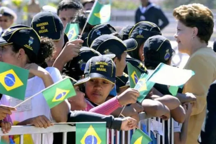 Dilma Roussef participa de cerimônia de troca da bandeira nacional (Agência Brasil)