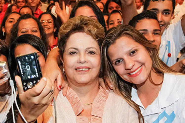 
	Dilma Rousseff posa para foto na Cerim&ocirc;nia de Formatura do Pronatec: &quot;Assumo o compromisso de transformar o Pronatec em um programa de Estado&quot;
 (Roberto Stuckert Filho/PR)