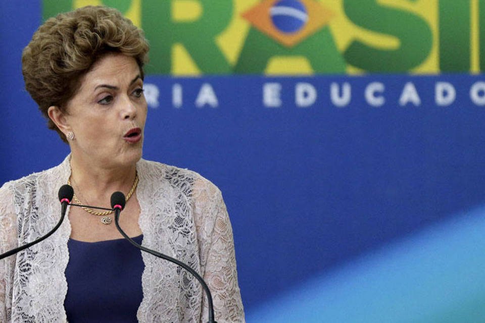 Dilma diz que país não parará e promete lutar contra crise