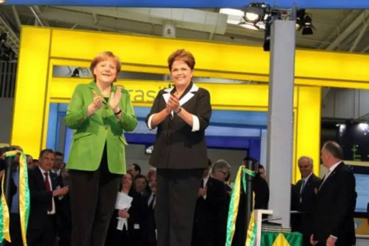 Em Hannover, Dilma visita o pavilhão do Brasil na Feira internacional, acompanhada da chanceler Angela Merkel (Roberto Stuckert Filho/PR)