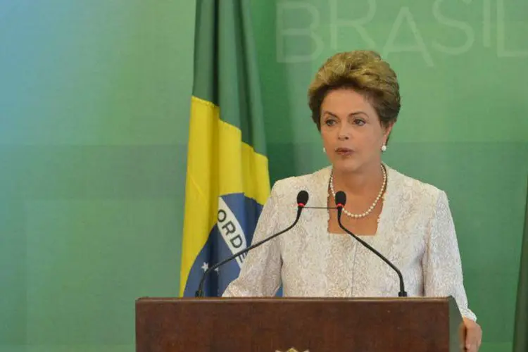 
	Dilma Rousseff: outro an&uacute;ncio foi a redu&ccedil;&atilde;o em at&eacute; 20% dos gastos de custeio e de contrata&ccedil;&atilde;o de servi&ccedil;os terceirizados tornando obrigat&oacute;ria a cria&ccedil;&atilde;o de uma central de autom&oacute;veis com intuito de reduzir e otimizar a frota que atende aos minist&eacute;rios
 (Antonio Cruz/ Agência Brasil)