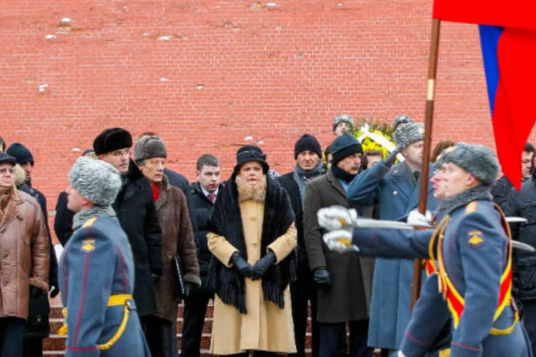 Dilma Rousseff começou o dia na Rússia com uma oferenda de flores no túmulo do soldado desconhecido, no Jardim de Alexandre – o primeiro parque público construído em Moscou (Roberto Stuckert Filho/PR)