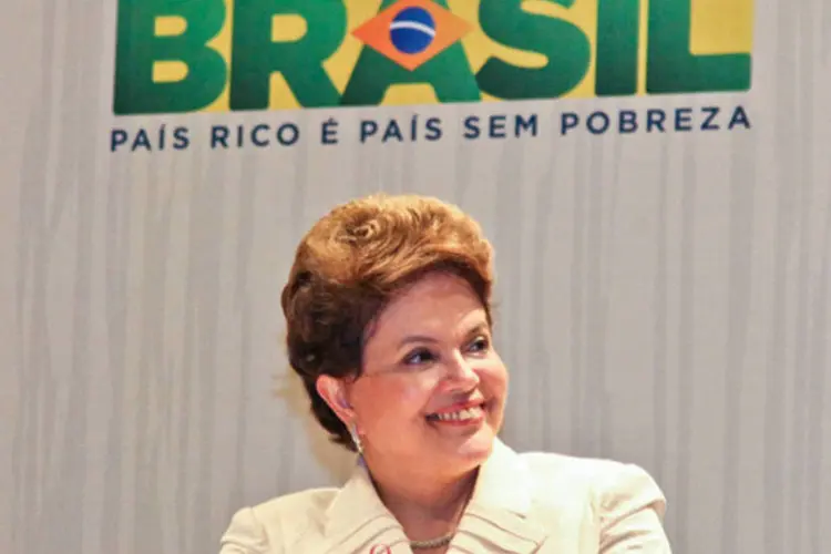Dilma: "Falei para vocês ... que eu voltaria (à cidade) uma terceira vez e ia trazer um presente de aniversário para os 342 anos de Manaus. E aí eu trouxe dois presentes" (Roberto Stuckert Filho/PR)