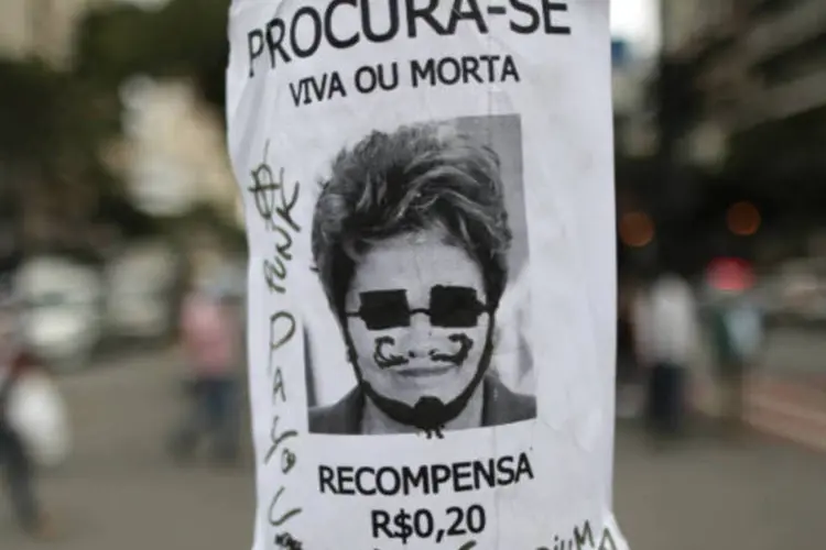 Cartaz com a foto da presidente Dilma Rousseff alterada por pichações é afixado em poste de Belo Horizonte após protesto contra aumento das tarifas do transporte público ( REUTERS/Ueslei Marcelino)
