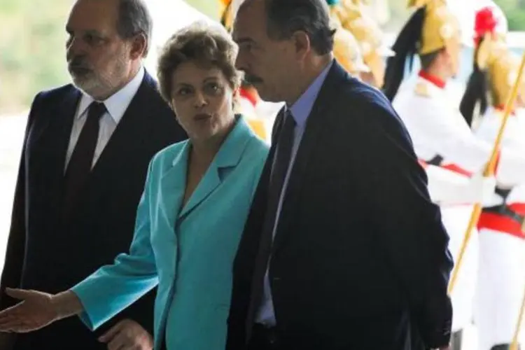 
	No Itamaraty, Dilma ressaltou import&acirc;ncia da aprova&ccedil;&atilde;o do ajuste fiscal pelo Congresso e descartou sa&iacute;da de Joaquim Levy do governo
 (José Cruz/Agencia Brasil)