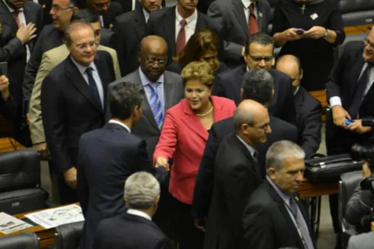 
	Dilma em cerim&ocirc;nia: requerimento foi votado na hora em que &nbsp;C&acirc;mara realizava cerim&ocirc;nia em homenagem aos 25 anos da Constitui&ccedil;&atilde;o Federal
 (Agência Brasil)