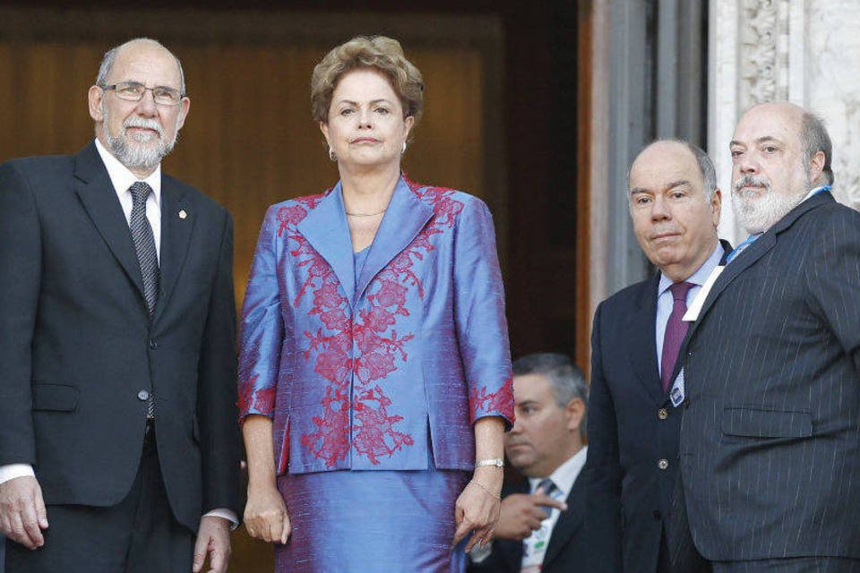 
	Dilma: no s&aacute;bado, ela participou da inaugura&ccedil;&atilde;o de um parque e&oacute;lico junto ao anterior presidente do Uruguai, Jos&eacute; Mujica
 (REUTERS/Andres Stapff)