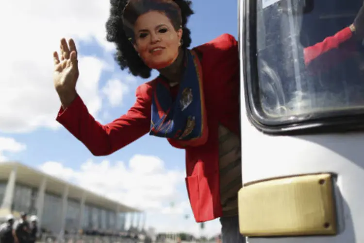 
	Manifestante usa m&aacute;scara da presidente Dilma Rousseff: governo e a c&uacute;pula do PT admitem que h&aacute; tempos v&ecirc;m perdendo a batalha da comunica&ccedil;&atilde;o na internet
 (REUTERS/Ueslei Marcelino)