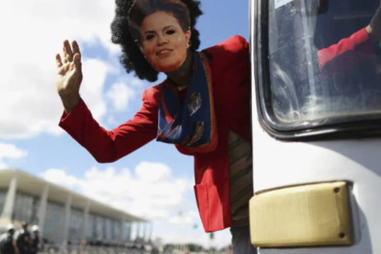 
	Manifestante usa m&aacute;scara da presidente Dilma Rousseff: governo e a c&uacute;pula do PT admitem que h&aacute; tempos v&ecirc;m perdendo a batalha da comunica&ccedil;&atilde;o na internet
 (REUTERS/Ueslei Marcelino)