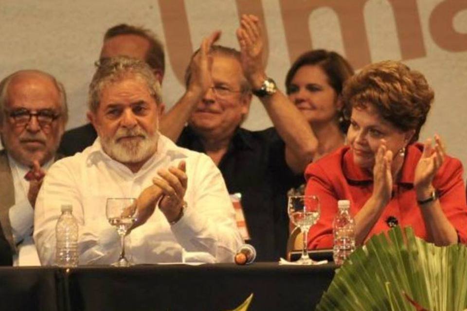 Dilma diz a petistas que erros e acertos de Lula são seus