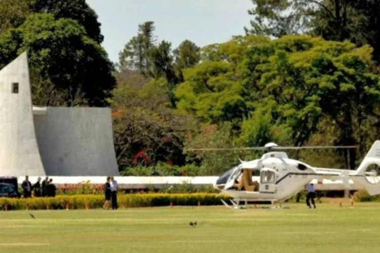 Dilma Rousseff embarca rumo à Base Aérea, de onde segue para o Rio de Janeiro para o sorteio das chaves das eliminatórias da Copa do Mundo de 2014 (Agência Brasil)