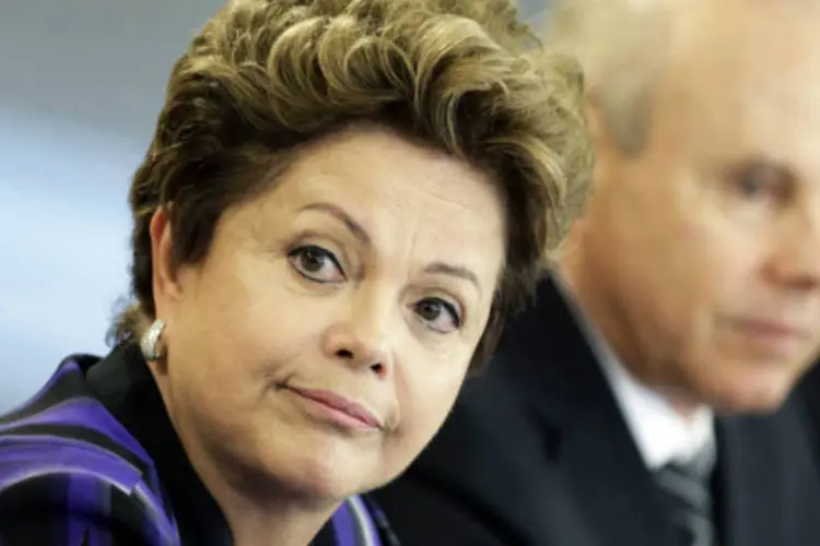 
	Dilma Rousseff e Guido Mantega: a oferta de cr&eacute;dito deve crescer 14% neste ano, menos da metade do crescimento de cinco anos atr&aacute;s e o menor avan&ccedil;o desde 2003, segundo o BC
 (REUTERS/Ueslei Marcelino)