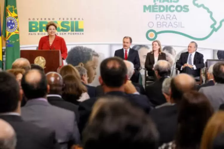 
	Presidenta Dilma Rousseff durante a cerim&ocirc;nia de Lan&ccedil;amento do Pacto Nacional pela Sa&uacute;de: programa Mais M&eacute;dicos visa levar profissionais para o interior e para periferias de grandes cidades
 (Roberto Stuckert Filho/PR)
