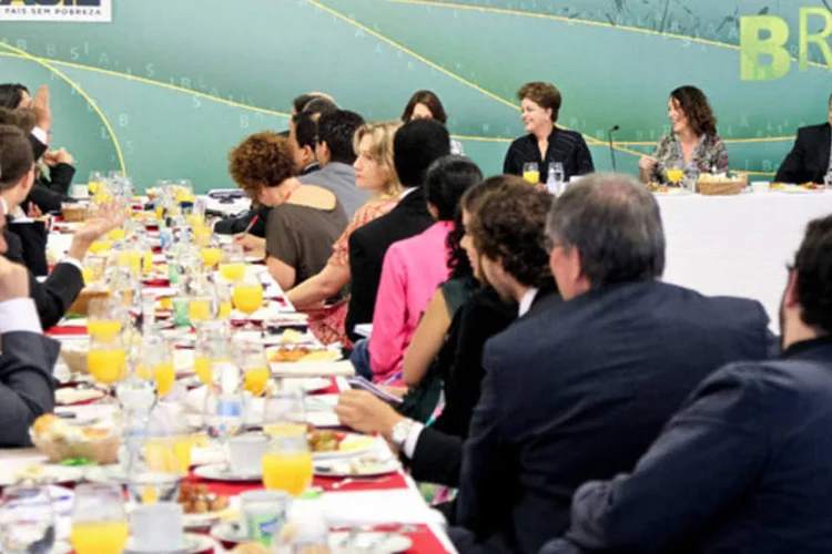“Em 2012 continuará como manda a lei. Aumento salarial tem de apresentar até agosto. Se o Congresso não aprovar para 2012, só em 2013", disse Dilma em café com jornalistas (Roberto Stuckert Filho/PR)
