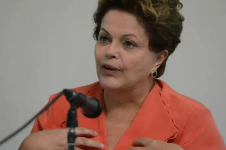 
	No principal cen&aacute;rio para a elei&ccedil;&atilde;o presidencial, Dilma (PT) aparece com 33,4% das inten&ccedil;&otilde;es de voto, seguida por Marina Silva (que est&aacute; fundando o Rede Sustentabilidade), com 20,7%
 (Fabio Rodrigues Pozzebom/ABr)
